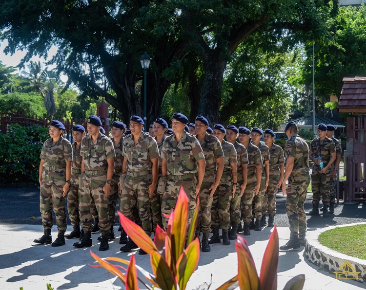 Un groupe de stagiaires du RSMA en visite à l’assemblée