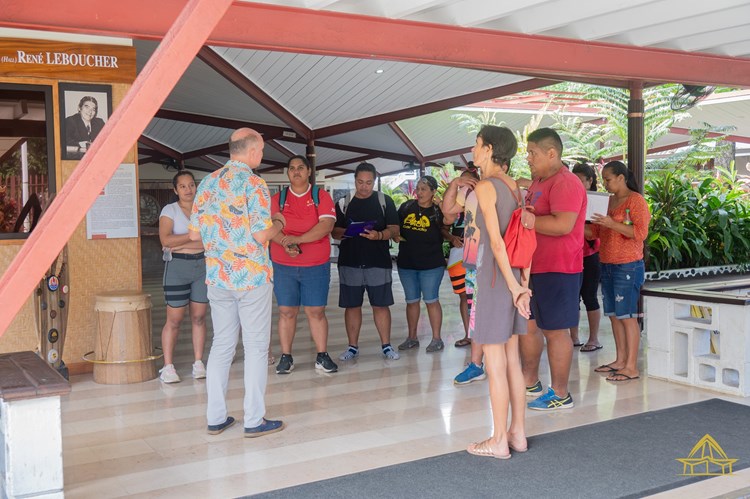 Des stagiaires de Doceo Formation en visite à l’assemblée 