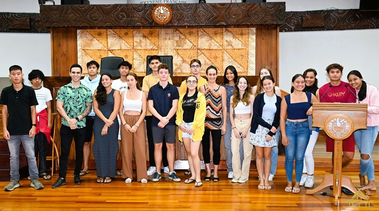 Visite de l'assemblée pour des élèves de première du lycée Samuel RAAPOTO