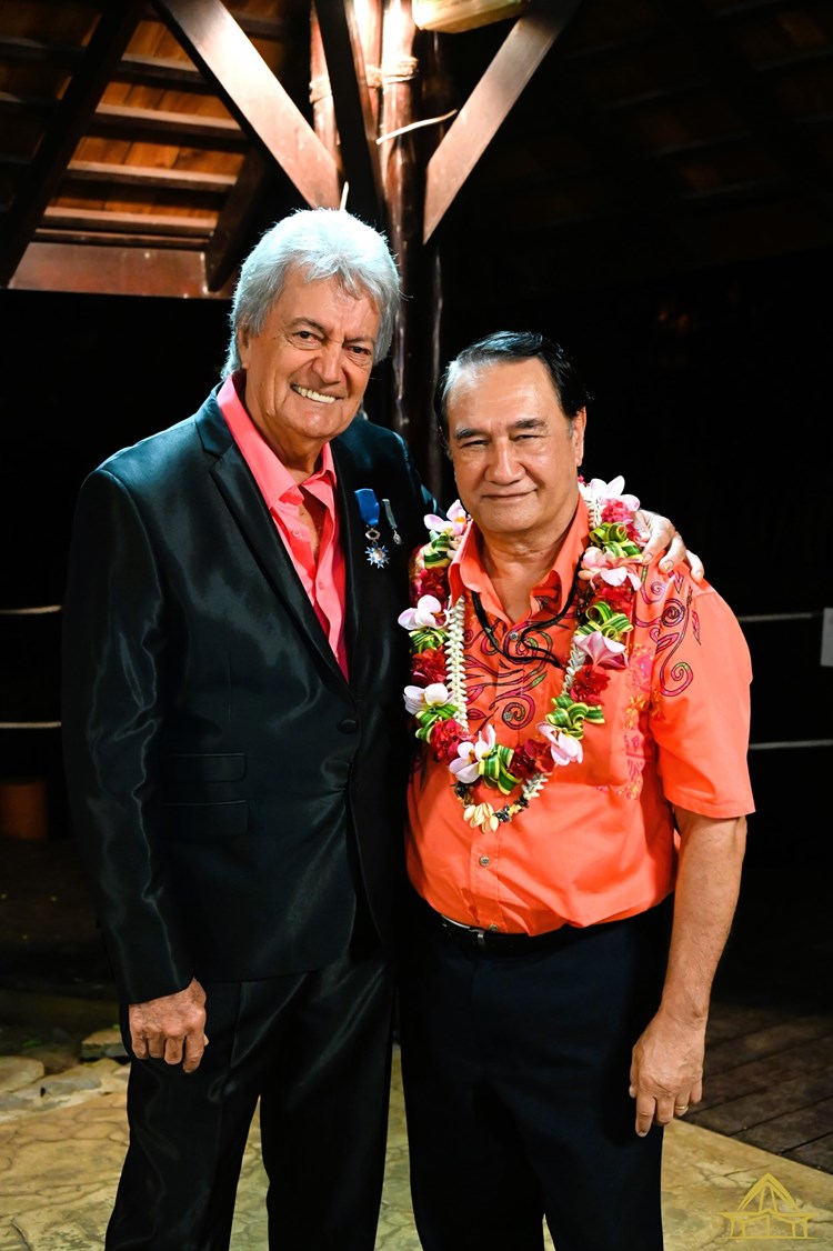 Cérémonie d'honneur : John GABILOU décoré Chevalier de l'Ordre des Arts et des Lettres