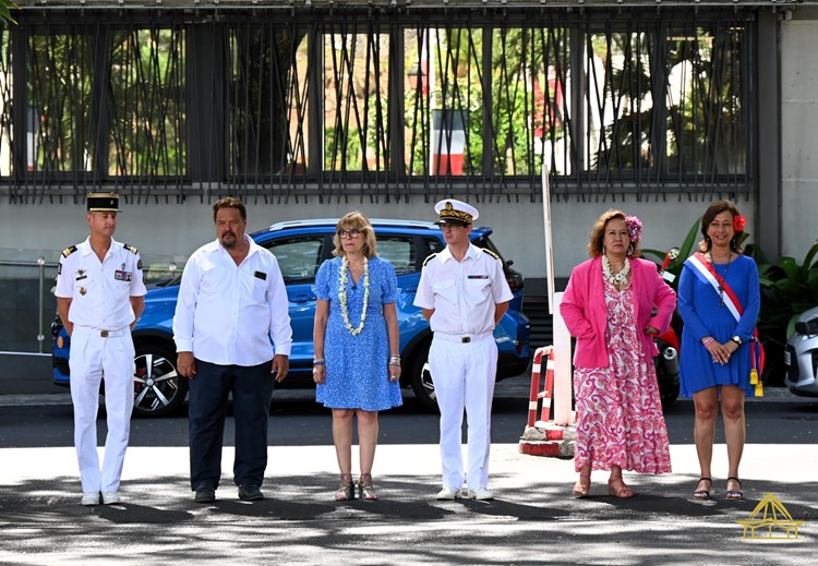 Cérémonie de dépôt de gerbe de Mme Marie-Christine VERDIER-JOUCLAS, directrice générale de l'ONaCVG