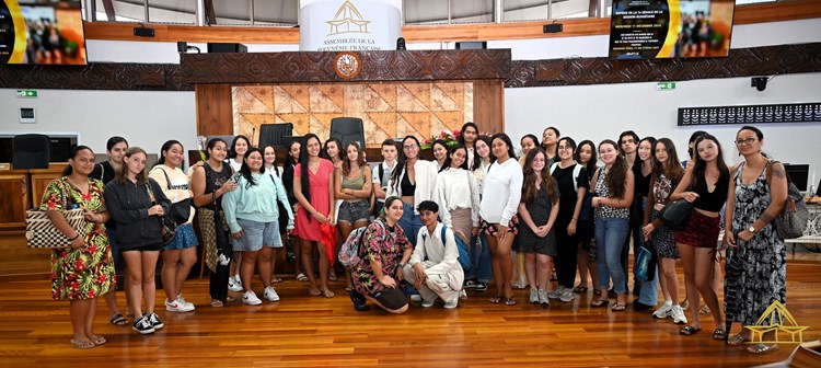 Visite guidée pour 34 éléves du Lycée Gauguin à l’Assemblée  