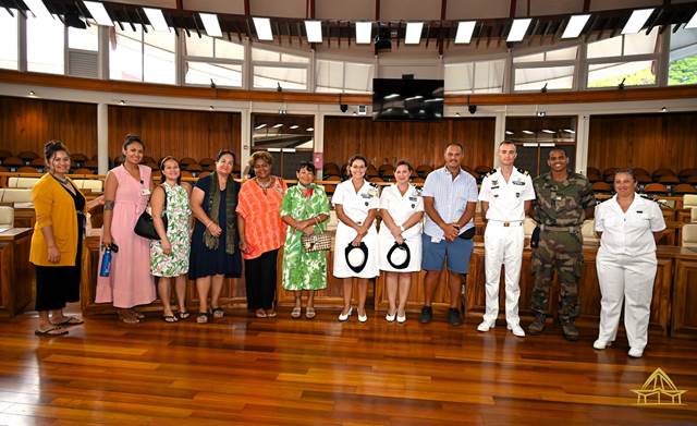 Un groupe de militaires et de civils en visite à l’Assemblée