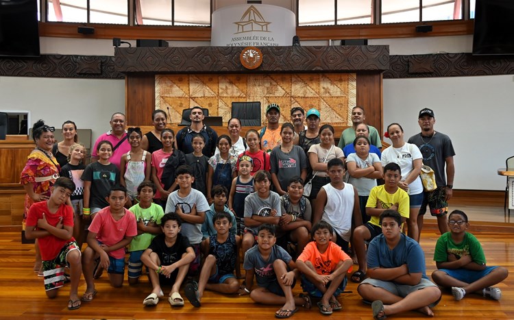L’école primaire FAANUI à BORA BORA en visite à l’Assemblée