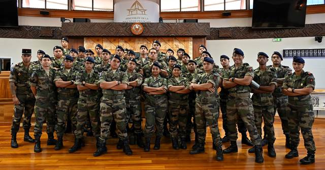 Des stagiaires du RSMA en visite à l’Assemblée