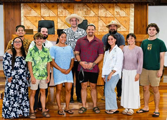 Visite guidée pour douze étudiants de l’Université d’Hawaï à Mānoa 