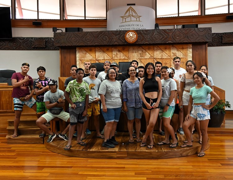 Visite de l’Assemblée de la Polynésie française par des adolescents encadrés par la DSFE
