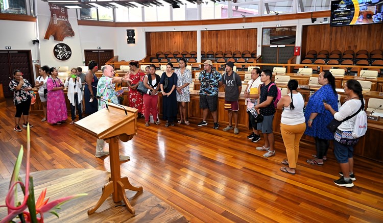 Dix-huit stagiaires du centre Horizons Francophones en visite à l’Assemblée