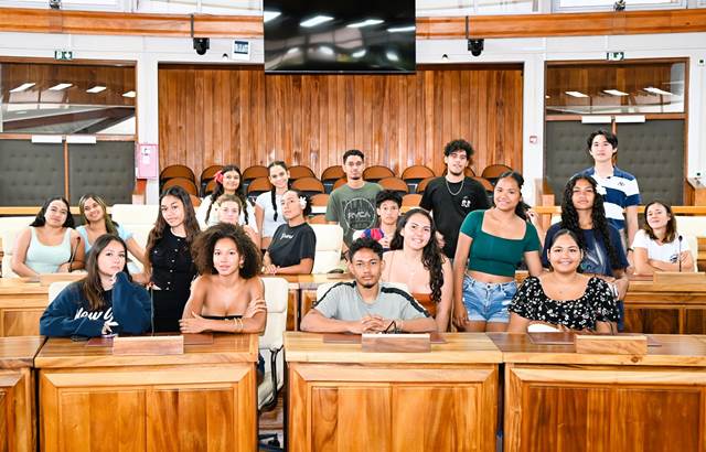 Visite des éco-délégués du lycée Paul-Gauguin à l’Assemblée