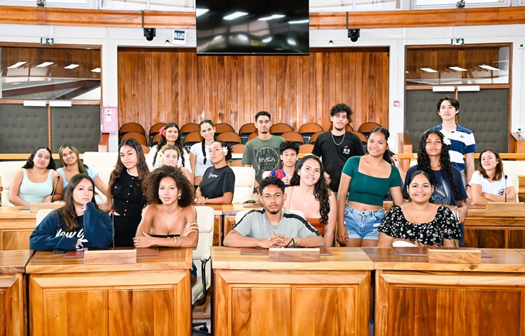 Visite des éco-délégués du lycée Paul-Gauguin à l’Assemblée