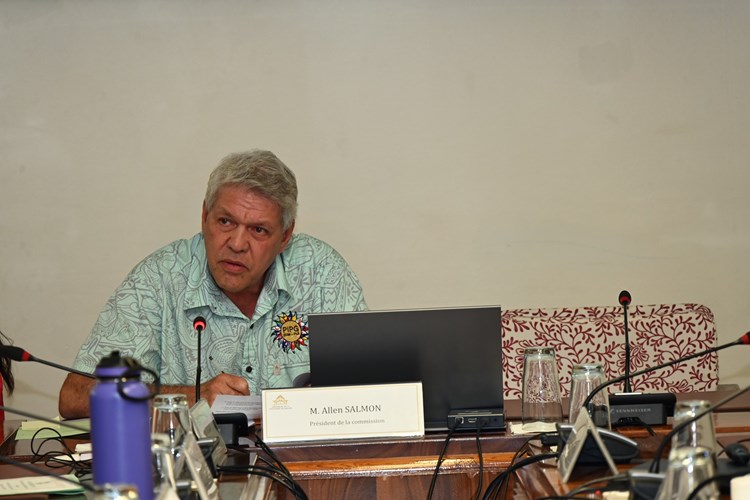 Réunion de la commission des institutions, des affaires internationales et des relations avec les communes