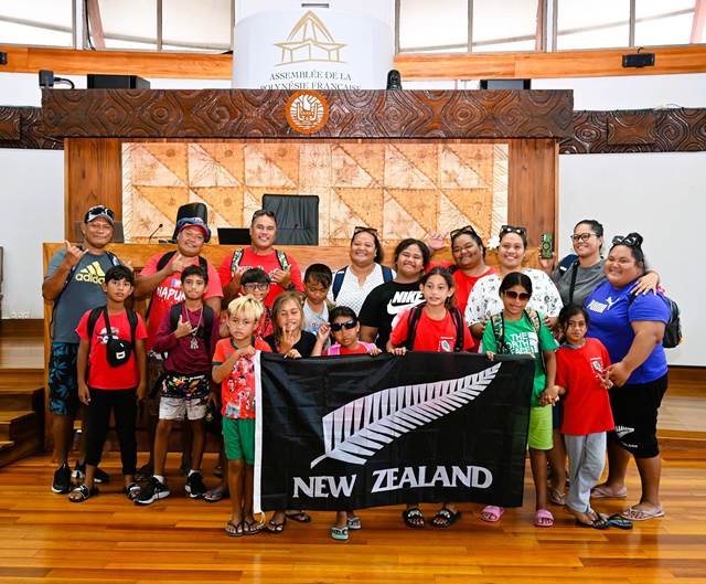Visite guidée pour des élèves des Tuamotu à l'Assemblée