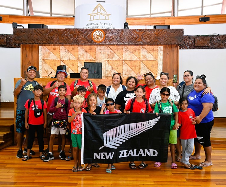 Visite guidée pour des élèves des Tuamotu à l'Assemblée