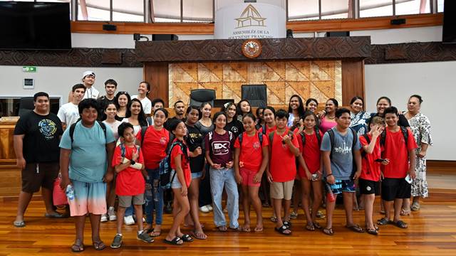 Des collégiens et lycéens du Sacré-Cœur de Taravao en visite à l’Assemblée