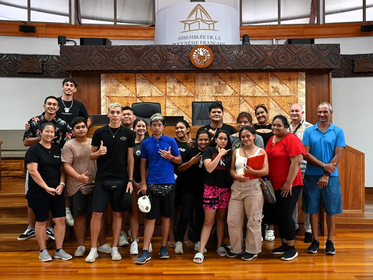 Visite guidée de la 1re STMG du lycée Polyvalent de Taiarapu Nui à l’Assemblée
