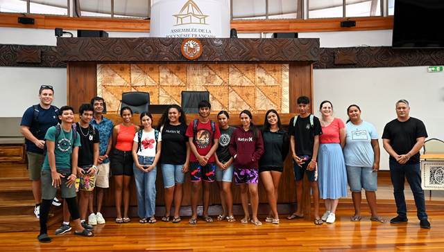Une classe de seconde du collège de Rangiroa en visite à l’Assemblée