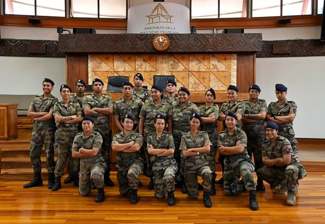 Deux groupes de stagiaires du RSMA en visite à l’Assemblée
