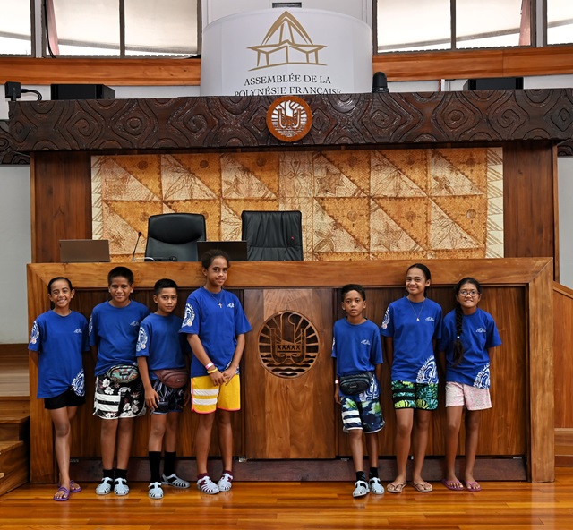 Visite guidée des 6e de Manihi à l’Assemblée