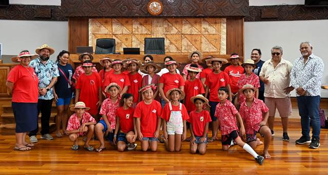 Visite guidée des écoliers de Rimatara à l’Assemblée