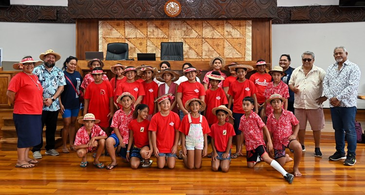 Visite guidée des écoliers de Rimatara à l’Assemblée