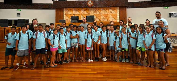 Visite guidée des élèves de Rikitea à l’Assemblée