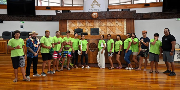 Visite guidée des collégiens de Rikitea à l’Assemblée