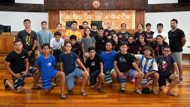Visite guidée des collégiens de Hiva Oa à l'Assemblée