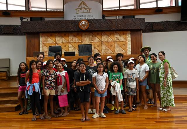 26 élèves des écoles de Takaroa et de Takapoto en visite à l’Assemblée de la Polynésie française