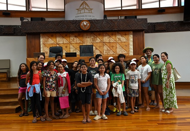 26 élèves des écoles de Takaroa et de Takapoto en visite à l’Assemblée de la Polynésie française