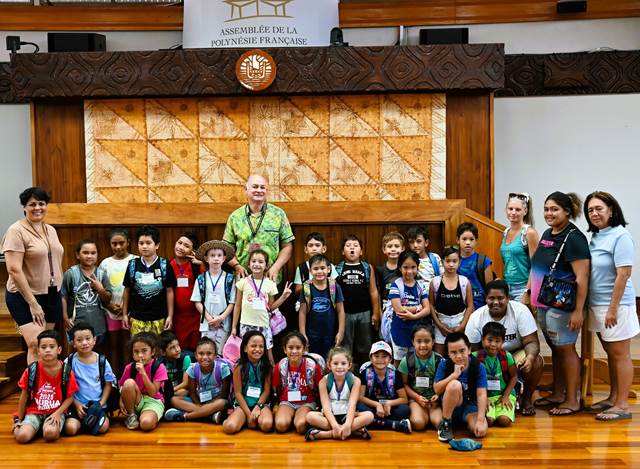 57 élèves de l'école de Piafau en visite à l’Assemblée de la Polynésie française
