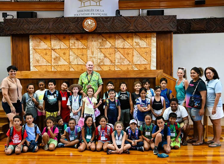 57 élèves de l'école de Piafau en visite à l’Assemblée de la Polynésie française
