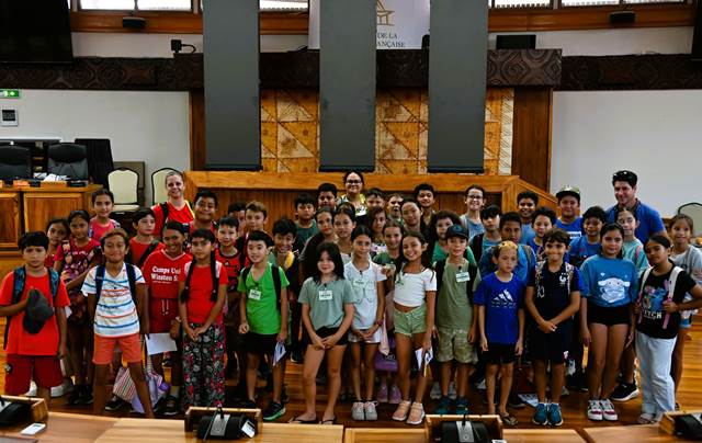 43 élèves de l’école St Jean-Baptiste de Putiaoro-Fariimata en visite à l’Assemblée