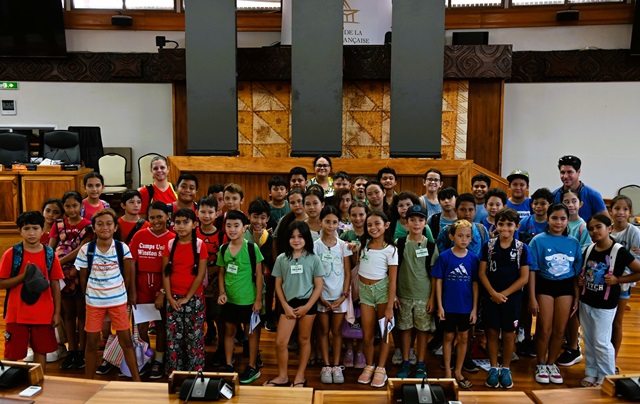43 élèves de l’école St Jean-Baptiste de Putiaoro-Fariimata en visite à l’Assemblée